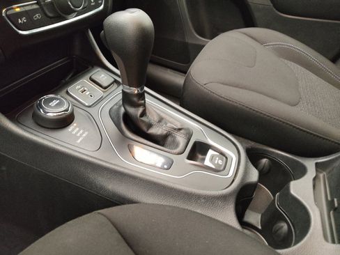 Used 2019 Jeep Cherokee Latitude w/ Popular Appearance Group AWD/4WD image 26