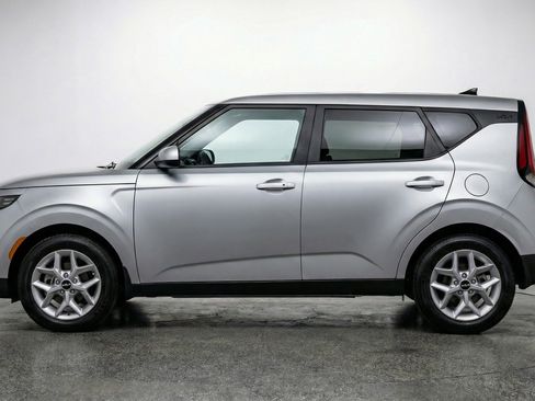 Used 2025 Kia Soul LX w/ LX Technology Package image 5