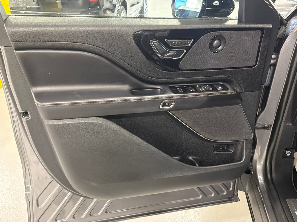 Used 2023 Lincoln Aviator Reserve w/ Elements Package Plus AWD/4WD image 9