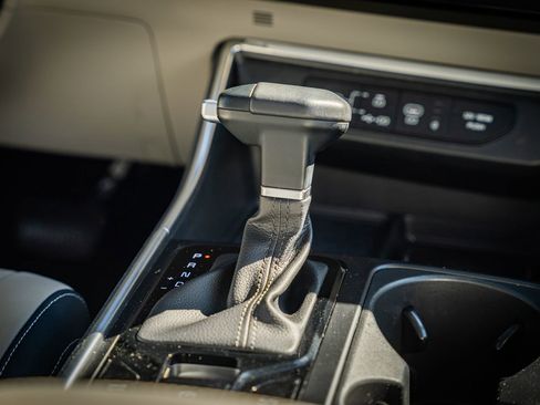 Used 2025 Kia Carnival SX Prestige image 40