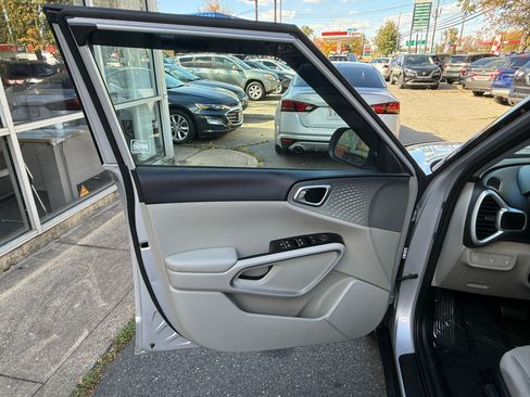 Used 2021 Kia Soul LX image 15