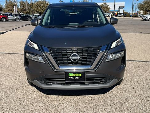 Used 2023 Nissan Rogue SV image 2