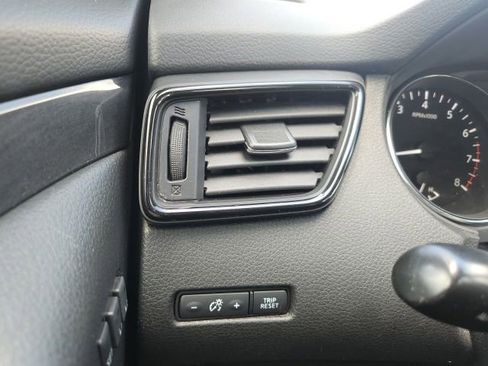 Used 2018 Nissan Rogue SV w/ Premium Package FWD image 40