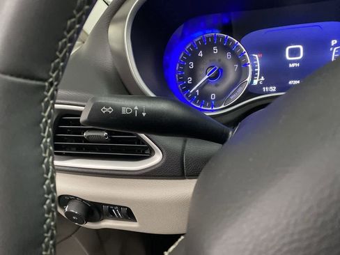 Used 2024 Chrysler Pacifica Touring-L image 23