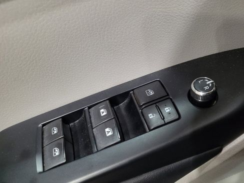 Used 2019 Toyota Highlander Plus AWD/4WD image 27
