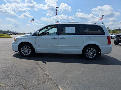 Used 2015 Chrysler Town & Country Touring-L w/ Mopar Premium Addition Group FWD image 7