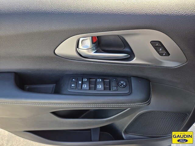 Used 2025 Chrysler Pacifica Select FWD image 19
