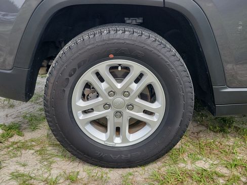 Used 2024 Jeep Grand Cherokee Laredo RWD image 5