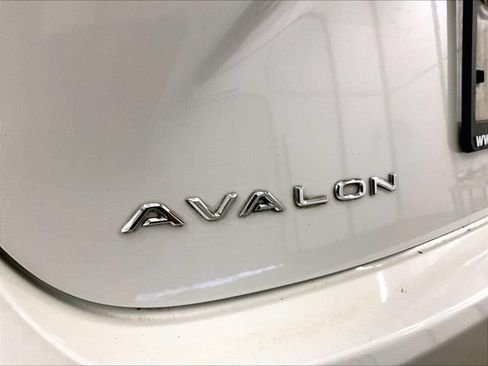 Used 2017 Toyota Avalon XLE Premium w/ All Weather Liner Package FWD image 13