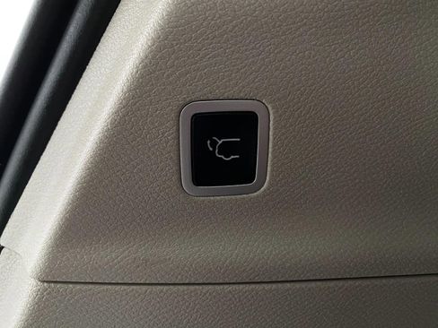 Used 2024 Chrysler Pacifica Touring-L image 7