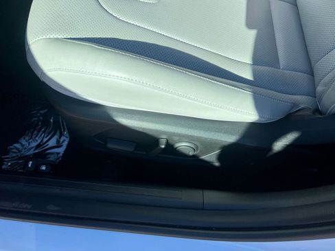 Used 2025 Hyundai Elantra Limited image 23