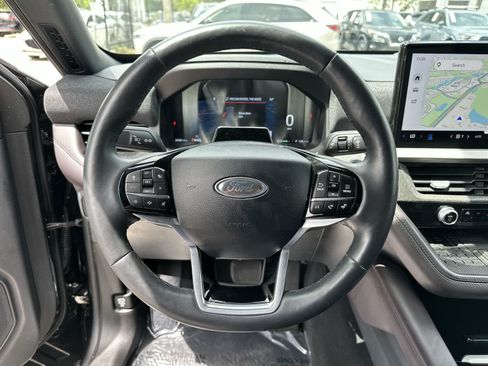 Used 2025 Ford Explorer Platinum RWD image 21