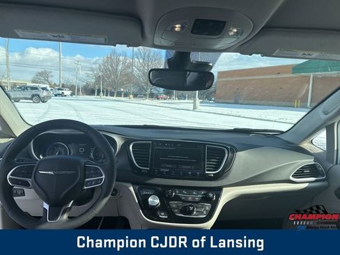 Used 2024 Chrysler Pacifica Touring-L image 22