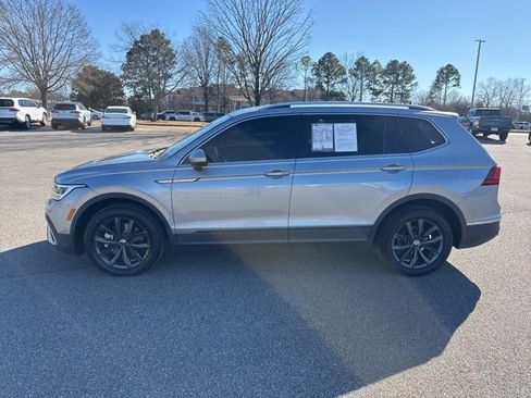 Used 2022 Volkswagen Tiguan SE image 2