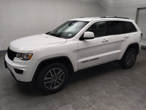 Used 2020 Jeep Grand Cherokee Laredo w/ 18" Wheel & 8.4" Radio Group AWD/4WD image 2