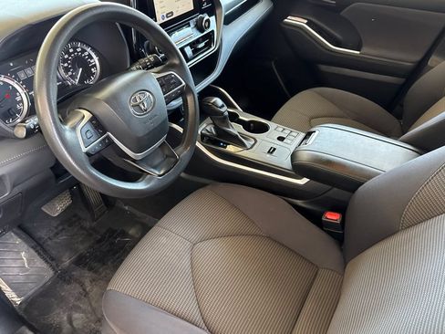 Used 2023 Toyota Highlander L FWD image 9