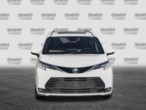 Used 2021 Toyota Sienna Limited image 3