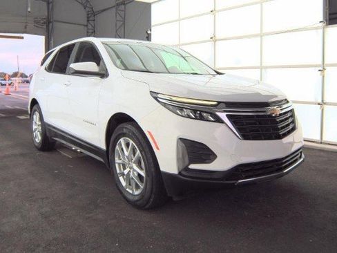Used 2023 Chevrolet Equinox LT image 2