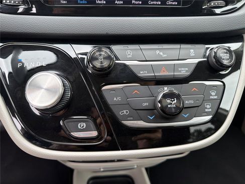 Used 2018 Chrysler Pacifica Touring-L Plus FWD image 7