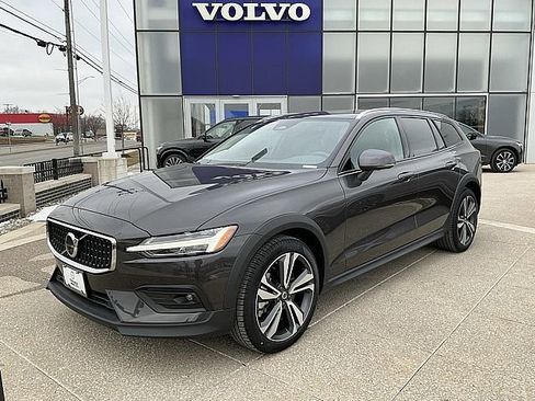 Certified 2025 Volvo V60 B5 Cross Country Plus image 3
