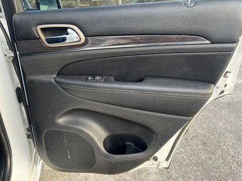 Used 2017 Jeep Grand Cherokee Overland image 14