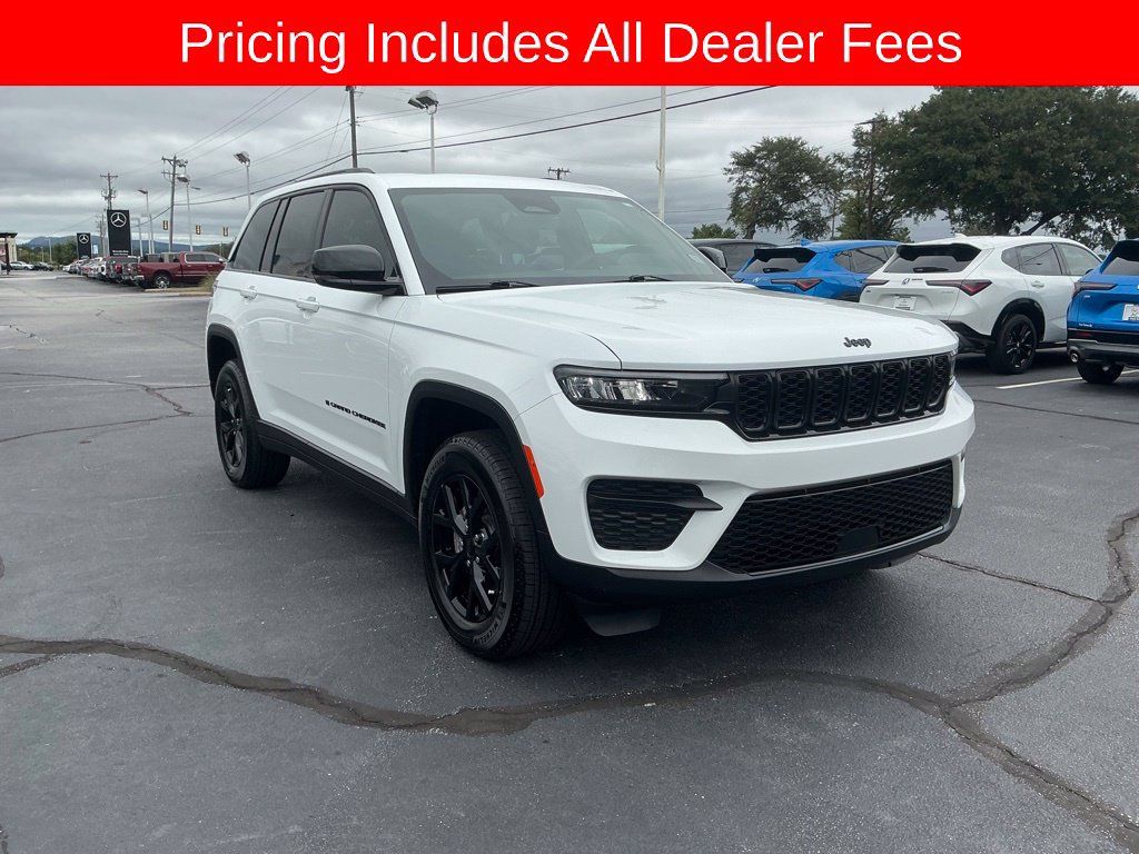 Used 2025 Jeep Grand Cherokee Altitude RWD image 7