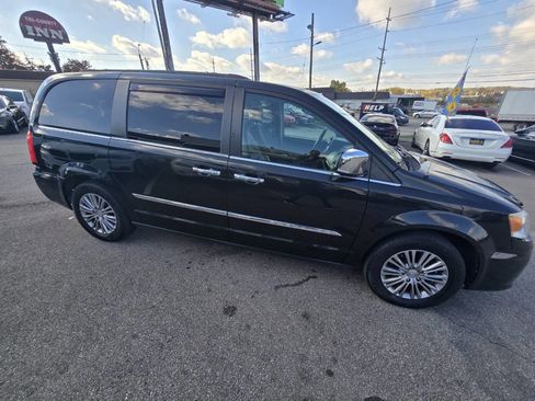 Used 2014 Chrysler Town & Country Touring-L w/ Driver Convenience Group image 64