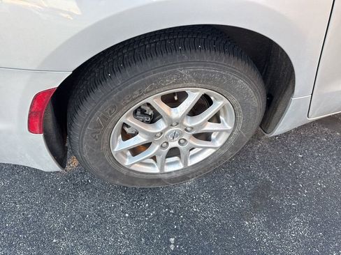 Used 2024 Chrysler Pacifica Touring-L w/ Uconnect Theater Family Group image 12