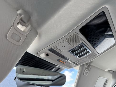 Used 2024 Land Rover Discovery S image 33