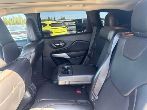 Used 2018 Jeep Cherokee Trailhawk w/ Comfort/Convenience Group AWD/4WD image 18