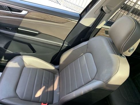 Used 2025 Volkswagen Atlas SEL AWD/4WD image 31