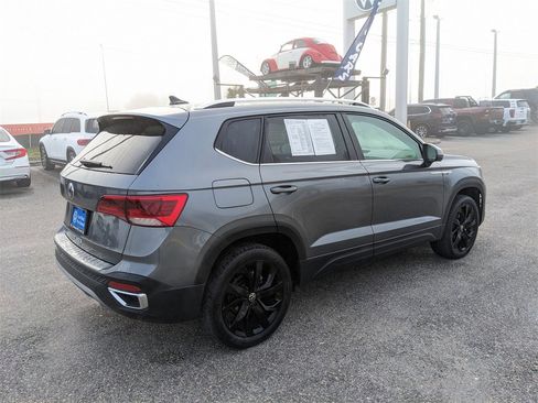 Certified 2024 Volkswagen Taos SE w/ Panoramic Sunroof Package image 9