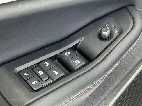 Used 2023 Jeep Grand Cherokee Limited image 35