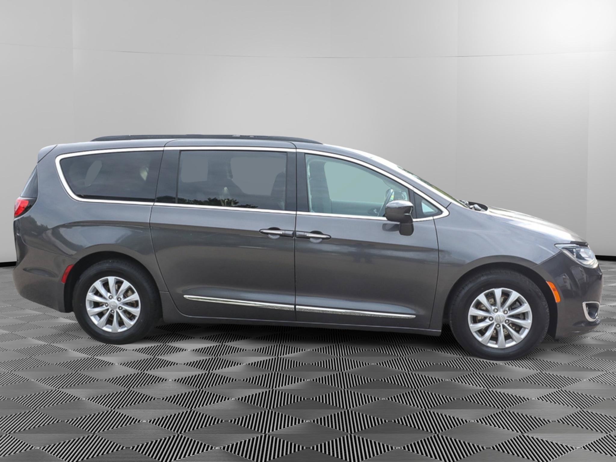 Used 2017 Chrysler Pacifica Touring-L FWD image 9