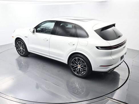 Certified 2025 Porsche Cayenne E-Hybrid w/ Premium Package Plus AWD/4WD image 39
