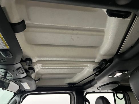 Used 2018 Jeep Wrangler Unlimited Sahara image 19