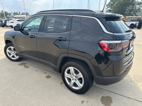 Used 2023 Jeep Compass Latitude w/ Convenience Group AWD/4WD image 5