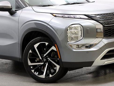 Used 2024 Mitsubishi Outlander SE image 3