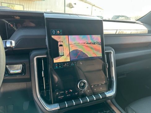 Used 2025 GMC Yukon XL Denali AWD/4WD image 17