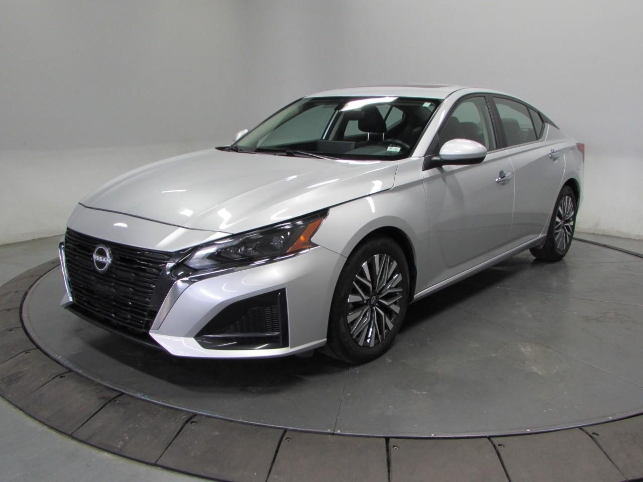 Used 2024 Nissan Altima 2.5 SV w/ SV Premium Package FWD image 3