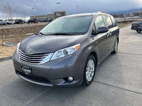 Used 2017 Toyota Sienna XLE Premium image 3
