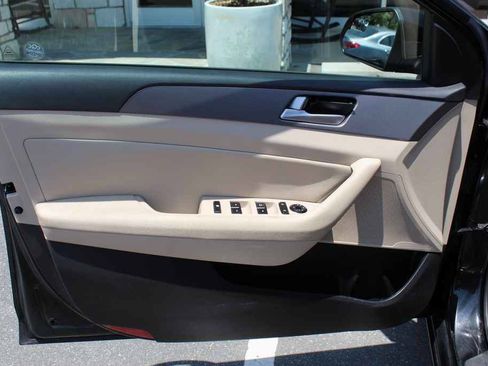 Used 2015 Hyundai Sonata SE w/ Option Group 09 FWD image 10