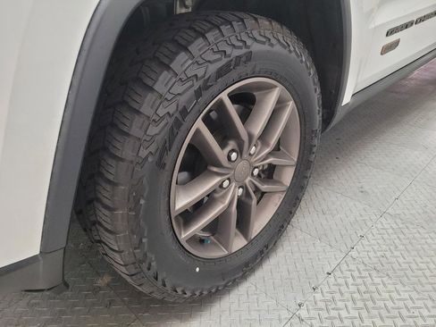 Used 2017 Jeep Grand Cherokee Laredo AWD/4WD image 31