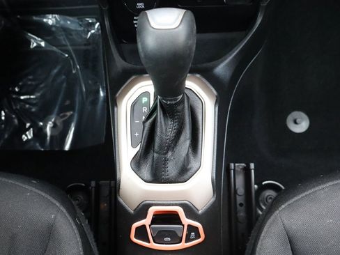 Used 2016 Jeep Renegade Latitude w/ Cold Weather Group image 36