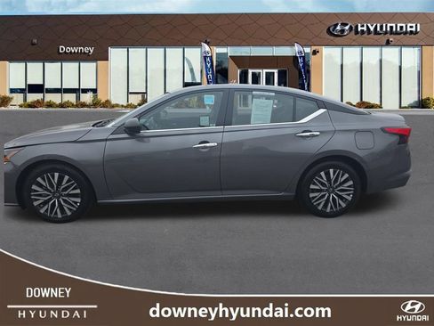 Used 2025 Nissan Altima 2.5 SV FWD image 2