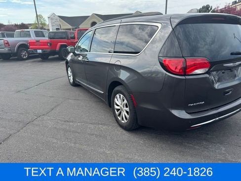 Used 2017 Chrysler Pacifica Touring-L image 6