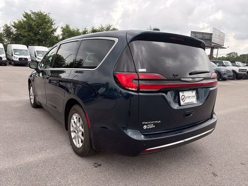 Used 2023 Chrysler Pacifica Touring-L FWD image 5