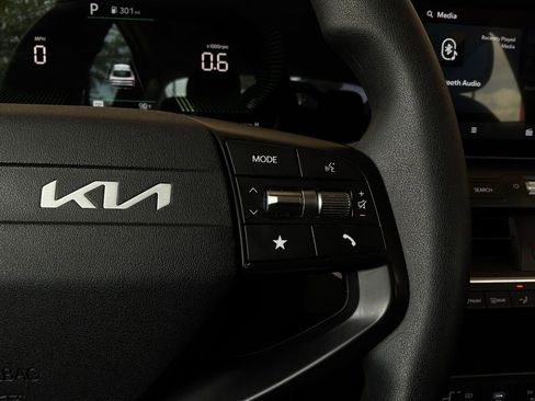 Used 2025 Kia K4 FWD image 35