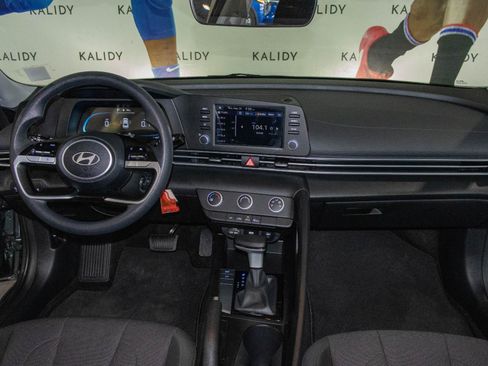 Used 2025 Hyundai Elantra SE FWD image 3