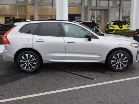 Used 2025 Volvo XC60 B5 Plus image 11